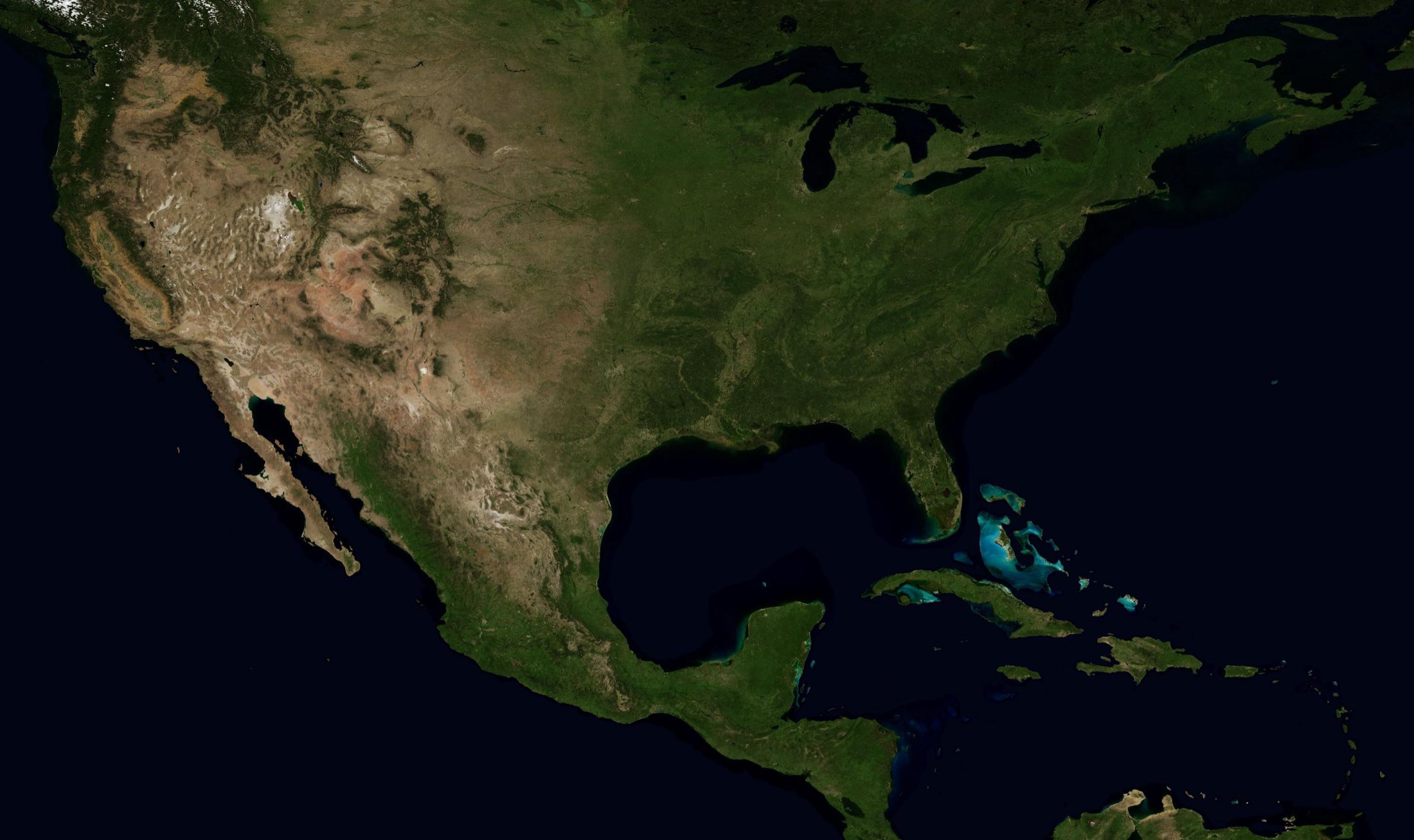 Immagine satellitare a colori naturali, dal Pacifico ai Caraibi. Gli Stati Uniti continentali occupano quasi tutto il quadro. In basso a destra Cuba è una striscia sottile fra il golfo del Messico e l'oceano.
